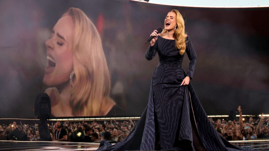 See Adele Perform ‘chasing Pavements’ For First Time In Seven