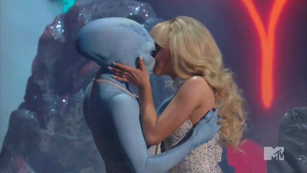 Sabrina Carpenter Kisses An Alien During Her 2024 Vmas Performance: