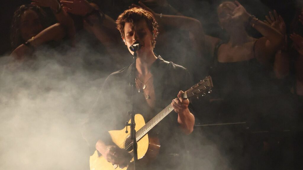 Shawn Mendes Soulfully Debuts ‘nobody Knows’ Through A Cloud Of