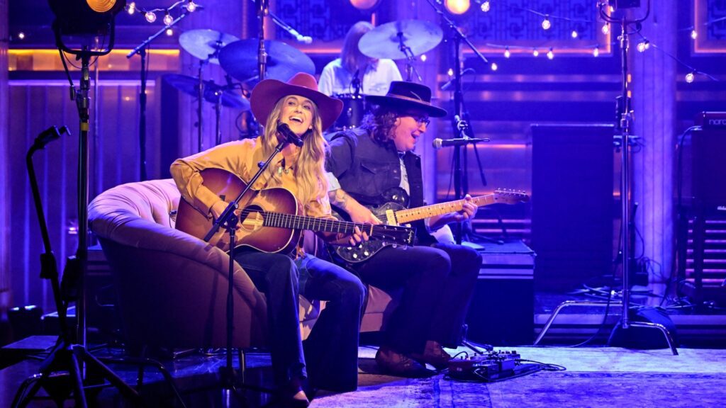 Watch Lainey Wilson Perform Anthemic Single ‘4x4xu’ On ‘fallon’