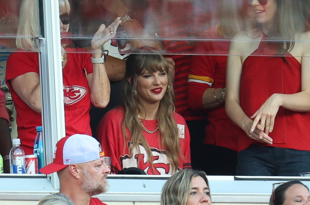 Watch Taylor Swift Swoon During Travis Kelce's Entry In The