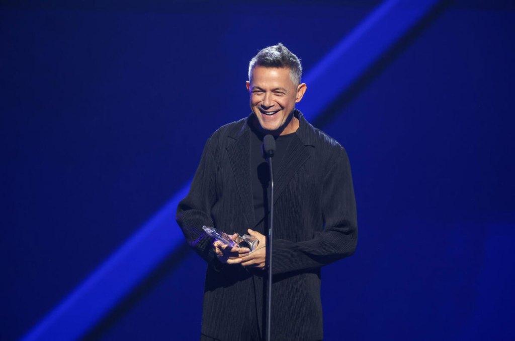 'music Moves This Heart': Alejandro Sanz Receives Lifetime Achievement Award