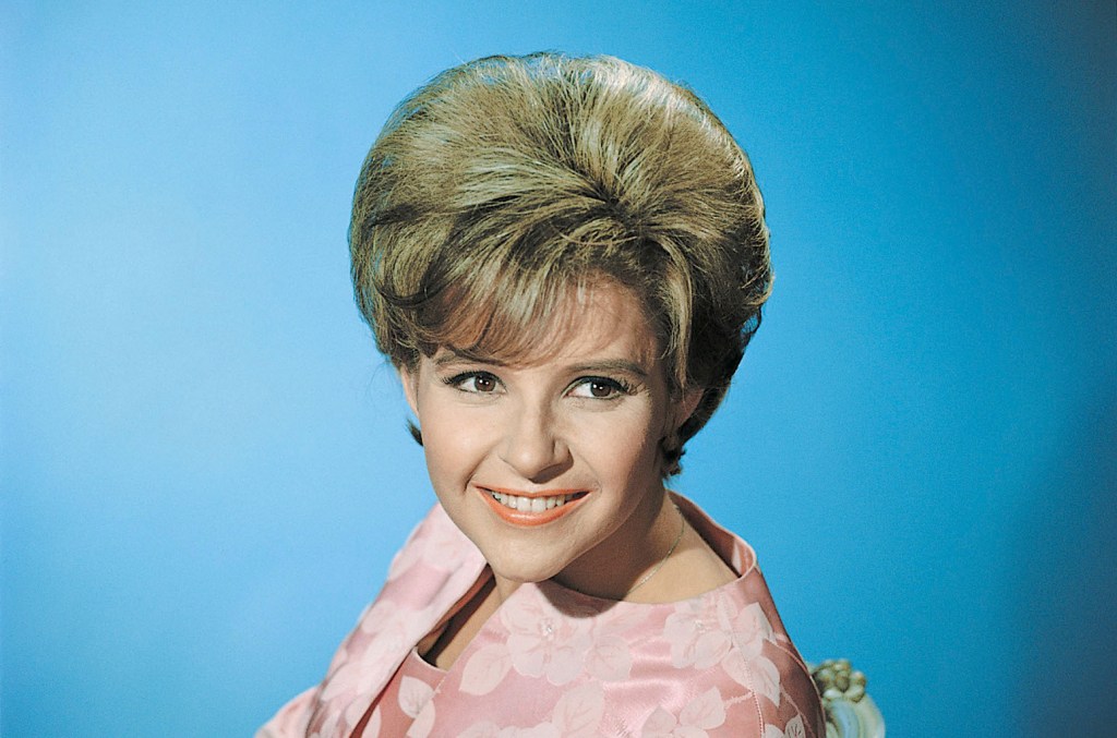 Brenda Lee's "rockin' Around The Christmas Tree" Re Released In Spanish