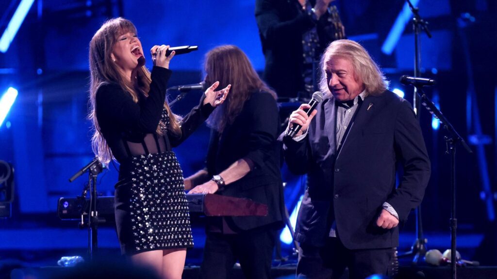 Kelly Clarkson, Sammy Hagar, Slash, Demi Lovato Honor Foreigner At