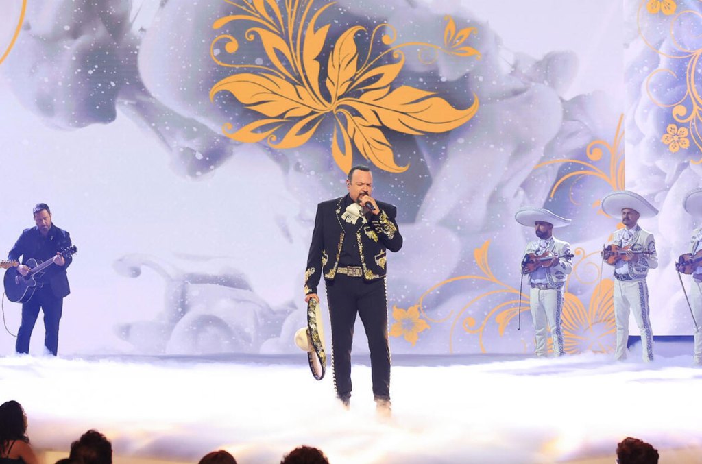 Pepe Aguilar Performs Beautiful Medley, Receives Hall Of Fame Award