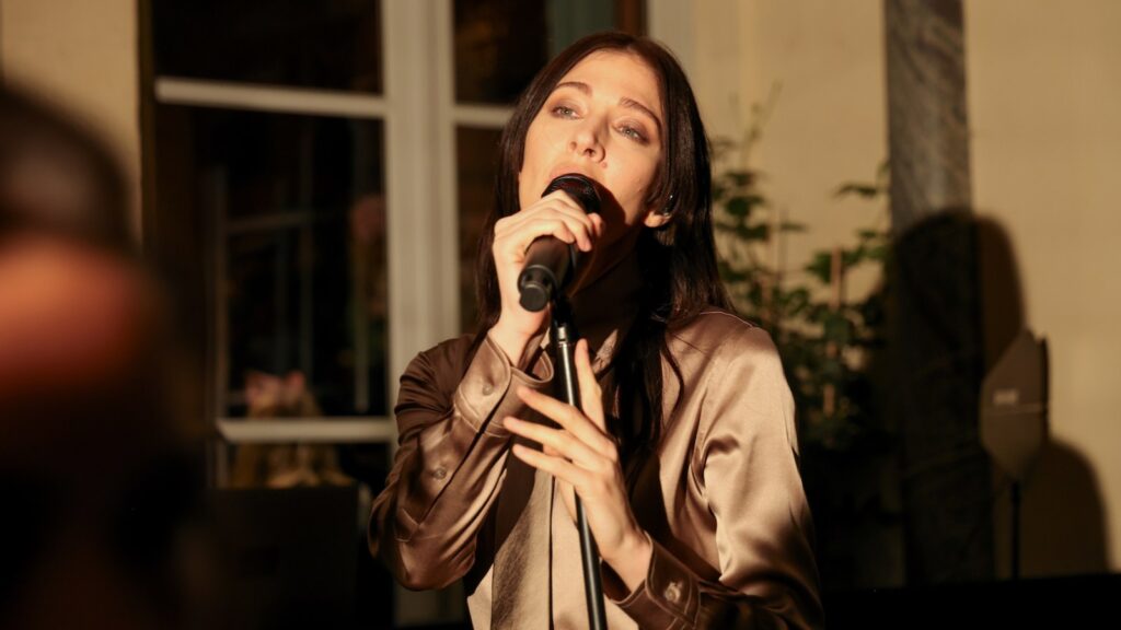 Watch Caroline Polachek Cover Radiohead’s ‘true Love Waits’ At Paris