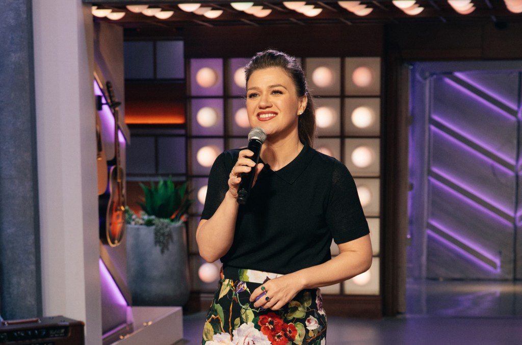 Kelly Clarkson Puts A Country Spin On Sabrina Carpenter's "please