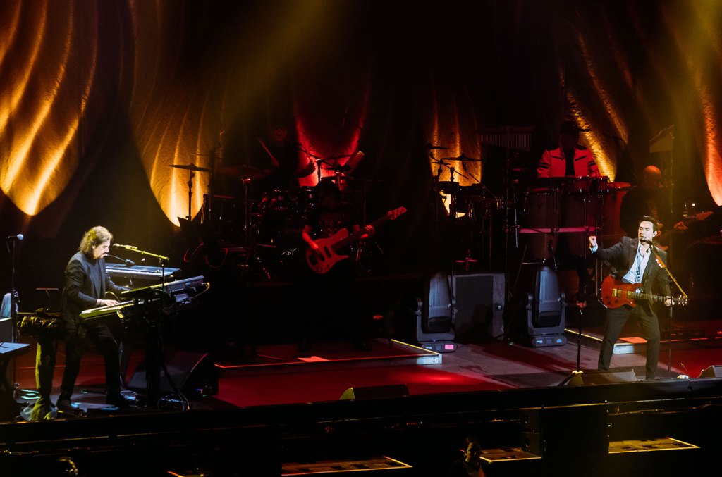 Los Temerarios Continue Farewell Tour In Chicago With Emotional And