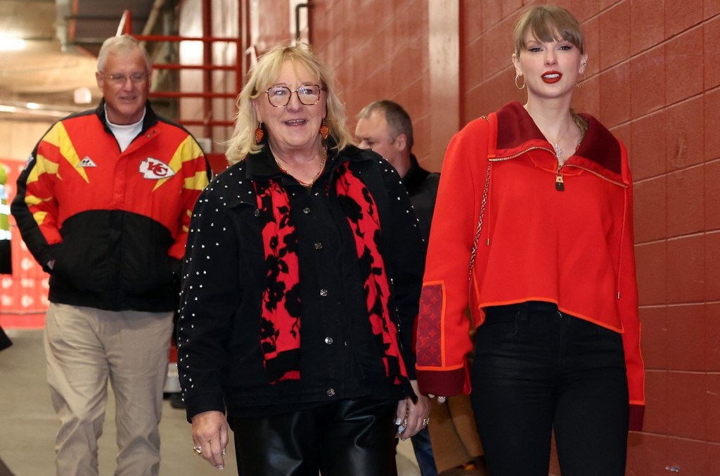 Taylor Swift Attends Chiefs Raiders Game In Kc With Travis Kelce’s